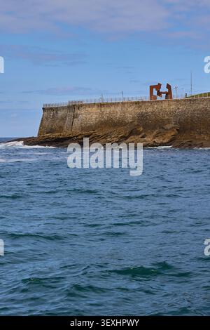 Wellen schlagen gegen die Felsen. Stockfoto