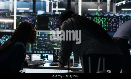 Das Engineering-Team des Rechenzentrums verwendet KI-Software für den Knotenbaum, um die Infrastruktur zu analysieren und Probleme in einem Rechenzentrum zu identifizieren. Stockfoto