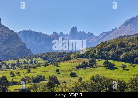 Panoramablick auf das Tal vor dem Berg PICU Urriellu vom Aussichtspunkt in Asturien, Spanien Stockfoto