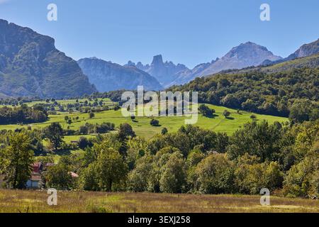 Panoramablick auf das Tal vor dem Berg PICU Urriellu vom Aussichtspunkt in Asturien, Spanien Stockfoto