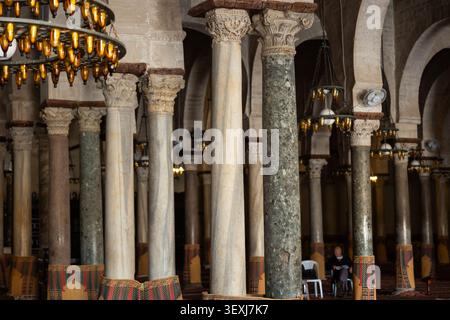 Ruhige Atmosphäre des Gebetssaals in der Großen Moschee von Kairouan, Tunesien Stockfoto