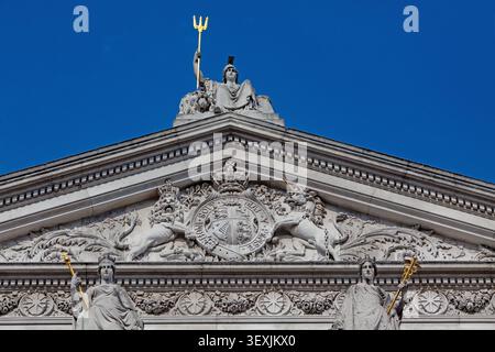 Skulptur von Britannia auf dem Giebel von Tate Britain, Millbank/Pimlico, City of Westminster, London, England, Vereinigtes Königreich Stockfoto