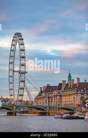 London Eye Ferris Wheel und County Hall daneben am South Bank of the Thames, Borough of Lambeth, London, England, Vereinigtes Königreich Stockfoto
