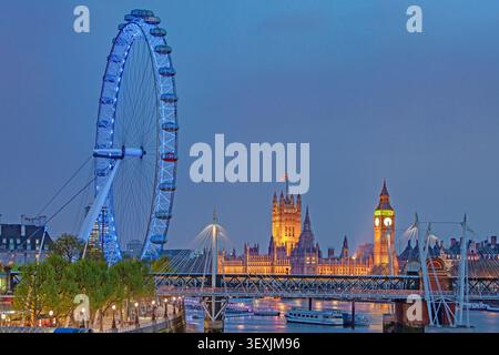 Das Southbank Centre und das London Eye Ferris Wheel mit den Houses of Parliament dahinter, Borough of Lambeth, London, England, Vereinigtes Königreich Stockfoto