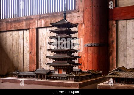 Architektonisches Modell des yakushi-JI-Tempels mit Ostpagode in der Tempelhalle, Nara, Japan. Stockfoto