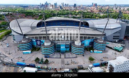 Luftaufnahme des Etihad Stadions, Heimstadion des Manchester City Football Club, zeigt das Stadion und den umliegenden Etihad Campus in Manchester Stockfoto