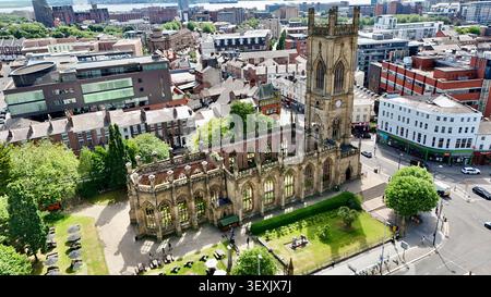 Luftdrohnenfoto der St. Luke’s Bombed Out Church (St. Luke’s Church), einer denkmalgeschützten, im Revival-Stil denkmalgeschützten Kirche und einem Wahrzeichen von Liverpool in der Stadt Stockfoto