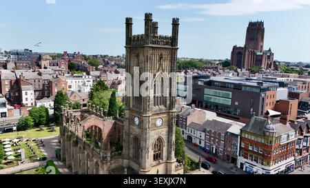 Luftdrohnenfoto der St. Luke’s Bombed Out Church (St. Luke’s Church), einer denkmalgeschützten, im Revival-Stil denkmalgeschützten Kirche und einem Wahrzeichen von Liverpool in der Stadt Stockfoto