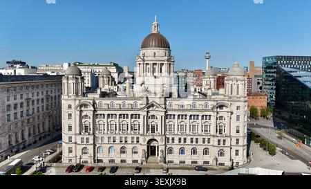 Drohnenfoto des Hafens von Liverpool, einer der berühmten drei Graces von Liverpool, mit dem Rathaus von Liverpool Stockfoto
