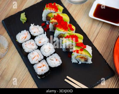 Verschiedene Sushi-Sorten an Bord Stockfoto