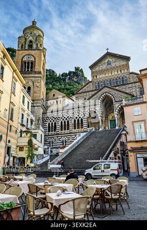 Straßenszene mit Amalfikathedrale, Amalfiküste, Kampanien, Italien Stockfoto