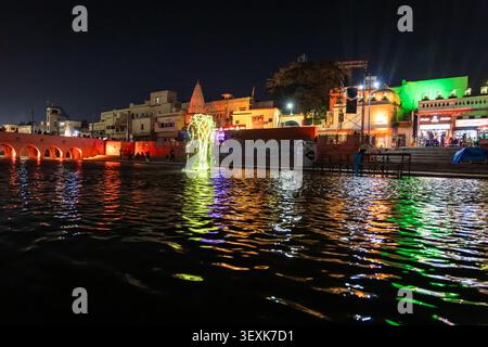 Religiöse Pilgerstätte Glowing Under Night Sky with Water Reflections Shot wurde am 06. März 2024 RAM Ki Paidi ayodhya uttar pradesh indien aufgenommen. Stockfoto