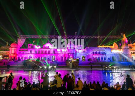 Die festliche Nachtszene im RAM Ki Paidi mit Anhängern und beleuchteter Architektur wurde am 06. März 2024 im RAM Ki Paidi ayodhya uttar pradesh india aufgenommen. Stockfoto