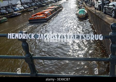 Hendrick Jacobsz Staetsbrug Brücke Schild über einen Kanal in Amsterdam, Niederlande Stadt Szene Stockfoto
