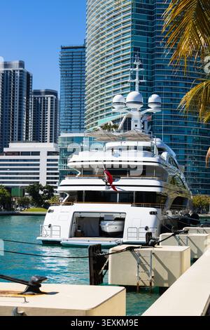 Miami, FL, USA - 08. Februar 2026: Weiße Luxusyacht im Yachthafen Brickell von Miami mit Wolkenkratzern im Hintergrund Stockfoto