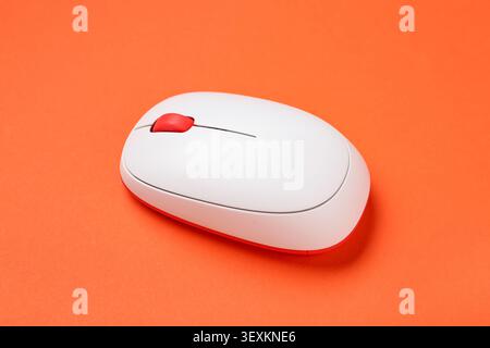 Moderne drahtlose Computermaus auf orangem Hintergrund Stockfoto