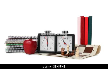 Komposition mit Schachstücken, Uhr und Notizbüchern auf weißem Hintergrund Stockfoto