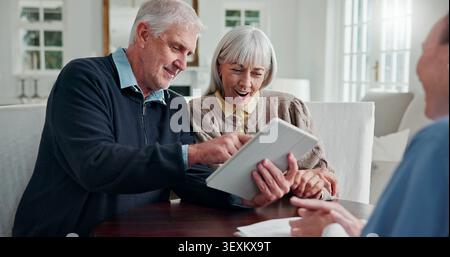 Betreuer, altes Paar und Lesen zu Hause mit Tablet, Formular und Bericht für medizinische Ergebnisse. Krankenschwester, Senioren und gute Nachrichten in der Lounge mit Digital Stockfoto