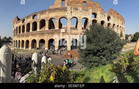 Blick auf das Kolosseum in Rom von außen gegen den Himmel, Rom, Italien, im Herbst Stockfoto