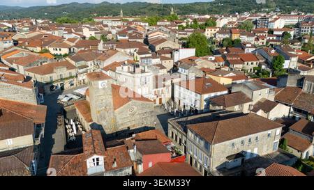 Allariz, Galicien, Spanien. Blick aus der Vogelperspektive auf die historische Stadt mit traditioneller Architektur und der antiken Igrexa de Santiago Kirche Stockfoto