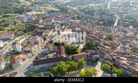 Allariz Stadtbild von oben mit Wohngebäuden, Straßen und Grünflächen in Ourense, Galicien, Spanien Stockfoto