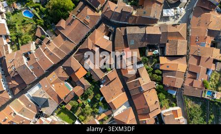 Blick über der Drohne mit historischen Tonziegeln und engen Gassen in der bezaubernden Stadt Allariz, Galicien, Spanien Stockfoto