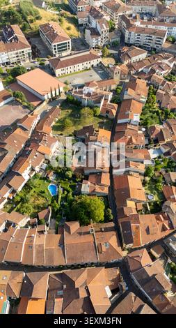 Allariz Stadt in Ourense, Galicien, Spanien, mit dichten Wohnhäusern, engen Gassen und traditionellen Terrakottadächern Stockfoto