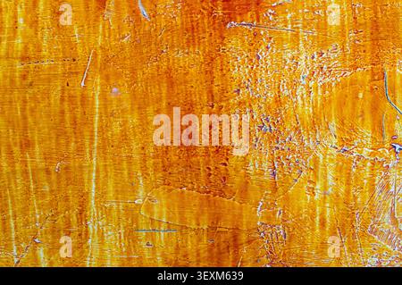 Rustikaler strukturierter Hintergrund mit verwitterter orange und gelb gebeizter Holzoberfläche, mit deutlichem Verschleiß, Kratzern und einer Grunge-Patina Stockfoto