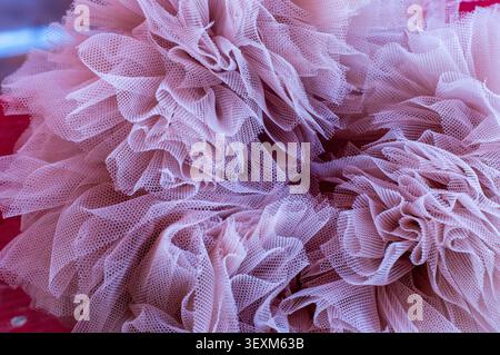 Abstrakter Hintergrund der gerüschten, staubigen, rosa Tülltextur. Elegantes, weiches Mesh-Gewebe für Design-Hintergrund Stockfoto