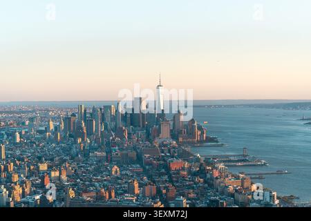 Luftbild der Skyline von New York City mit dem One World Trade Center bei Sonnenuntergang Stockfoto