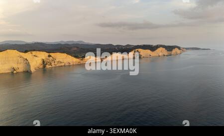 Aus der Vogelperspektive auf Kap Drastis mit seinen dramatischen Kalksteinklippen und türkisfarbenem Wasser bei Sonnenuntergang in Korfu, Griechenland. Stockfoto