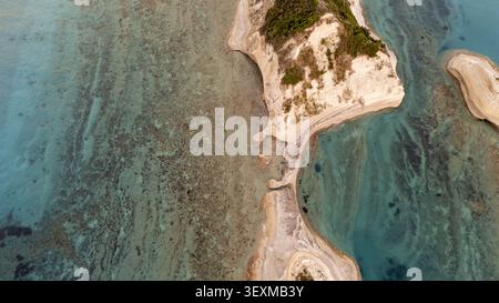 Blick aus der Vogelperspektive auf die dramatischen Kalksteinklippen und das türkisfarbene Wasser des Kap Drastis in Korfu, Griechenland. Stockfoto