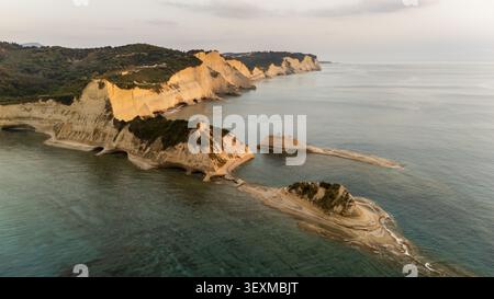 Blick aus der Vogelperspektive auf die dramatischen Kalksteinklippen und das türkisfarbene Wasser von Kap Drastis an der Küste von Korfu, Griechenland. Stockfoto