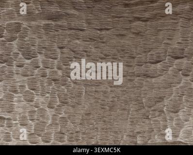 Dunkelbraune strukturierte Holzmaserung mit sichtbaren Oberflächenmustern Stockfoto