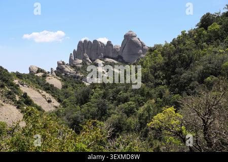 MONTSERRAT, SPANIEN - 15. MAI 2017: Dies ist ein Blick auf die bizarren Klippen des Montserrat Mountain. Stockfoto