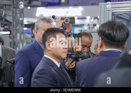 Bangkok, Thailand - 17. Juni 2026: Geschäftsmann umgeben von Presse-, Video- und Fotografen auf der Manufacturing Expo Messe in Bangkok. Stockfoto