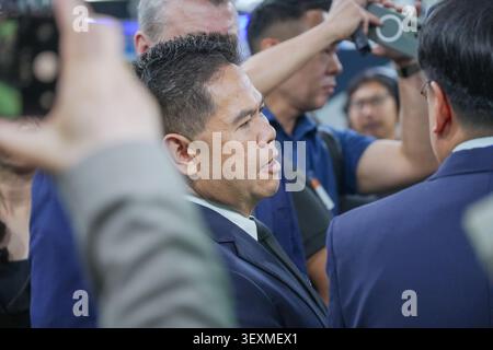 Bangkok, Thailand - 17. Juni 2026: Geschäftsmann spricht mit Pressefotografen auf der Manufacturing Expo Messe in Bangkok. Stockfoto