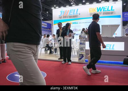 Bangkok, Thailand - 17. Juni 2026: Besucher gehen an JWell und BKWell Maschinenständen auf der Manufacturing Expo in Bangkok vorbei. Stockfoto