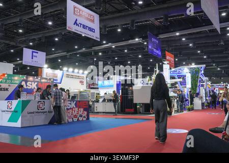 Bangkok, Thailand - 17. Juni 2026: Frau geht durch das Ausstellungsgebäude auf der Manufacturing Expo im Kongresszentrum von Bangkok. Stockfoto