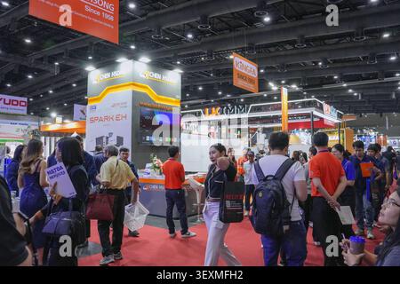 Bangkok, Thailand - 17. Juni 2026: Besuchermengen versammelten sich am Chen HSONG Spark EH Spritzgussstand auf der Manufacturing Expo in Bangk Stockfoto