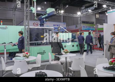 Bangkok, Thailand - 17. Juni 2026: Geschäftsleute und Techniker untersuchen Spritzgussmaschinen auf der Manufacturing Expo in Bangkok Stockfoto