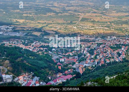Großer Panoramablick auf das Tal und die Landschaft von den Bergen aus. Stockfoto