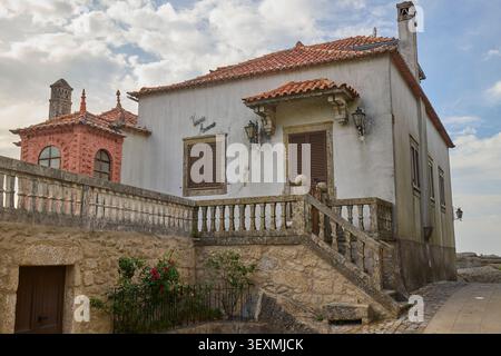 Historische Steinstraße mit traditionellen Häusern in Monsanto, Portugal. Stockfoto