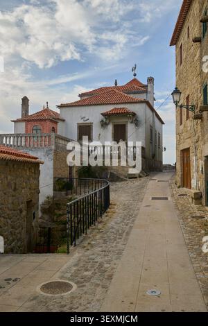 Historische Steinstraße mit traditionellen Häusern in Monsanto, Portugal. Stockfoto