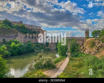 Die Arch Alcantara Brücke überspannt den Tejo in Toledo, Spanien. Stockfoto