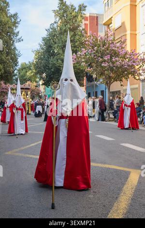 Semana Santa Marinera Parade zur Karwoche auf der Straße. Valencia, Spanien - 19. April 2025. Stockfoto