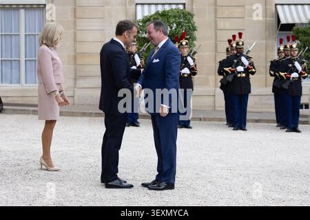 Paris, France. 01st July, 2026. French President Emmanuel Macron with sunglasses and his wife Brigitte Macron received Grand Duke Guillaume of Luxembourg as arriving before a meeting at Elysee Palace, Paris France on July 1 2026. Photo by Raphael Lafargue/ABACAPRESS.COM Credit: Abaca Press/Alamy Live News Stockfoto