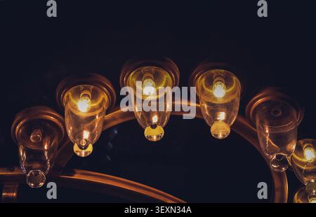 Verzierte goldene Kronleuchter beleuchten das Innere der Hagia Sophia Grand Moschee in Istanbul Türkei Stockfoto