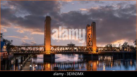 Die Tower Bridge, die Tower Bridge, eine vertikale Hubbrücke über den Sacramento River, verbindet West Sacramento im Yolo County im Westen mit der Hauptstadt von Kalifornien, Sacramento im Sacramento County im Osten. USA Stockfoto