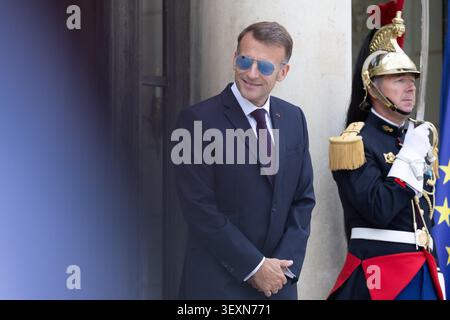 Paris, France. 01st July, 2026. French President Emmanuel Macron wears sunglasses as he waits to welcome Portugal's President upon his arrival at the Elysee Presidential Palace in Paris on July 1, 2026 ahead of their bilateral meeting. Photo by Raphael Lafargue/ABACAPRESS.COM Credit: Abaca Press/Alamy Live News Stockfoto
